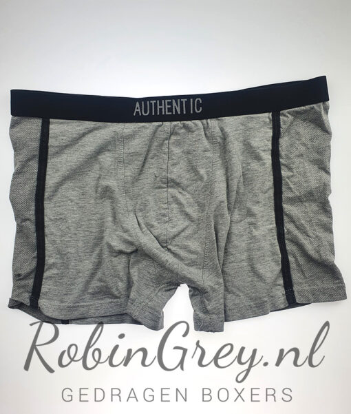 Versleten grijze boxer