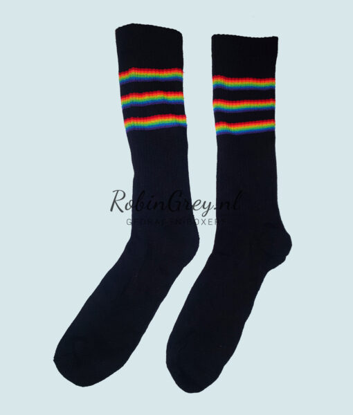 Gedragen regenboog vlag sokken