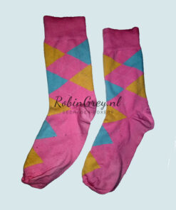 Roze gedragen sokken met ruiten
