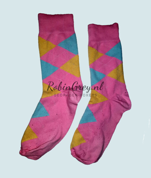 Roze gedragen sokken met ruiten