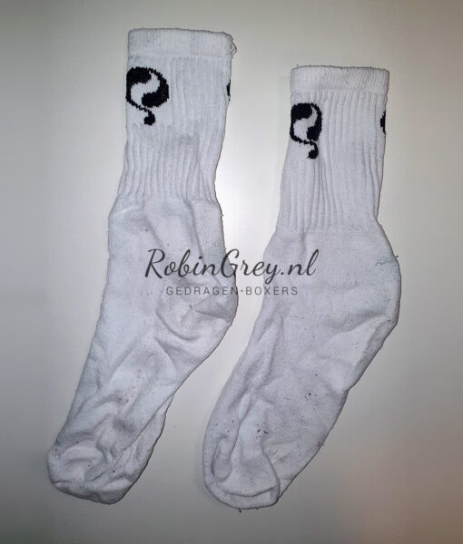 Witte gedragen sportsokken